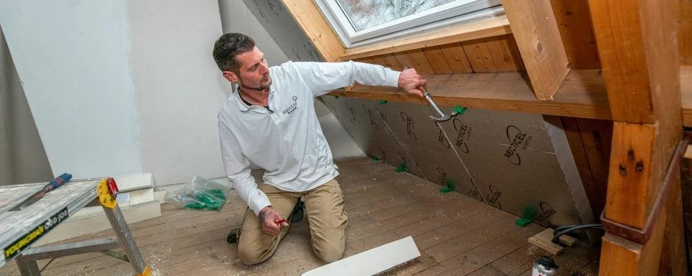 Hoe moet je PIR platen bevestigen?