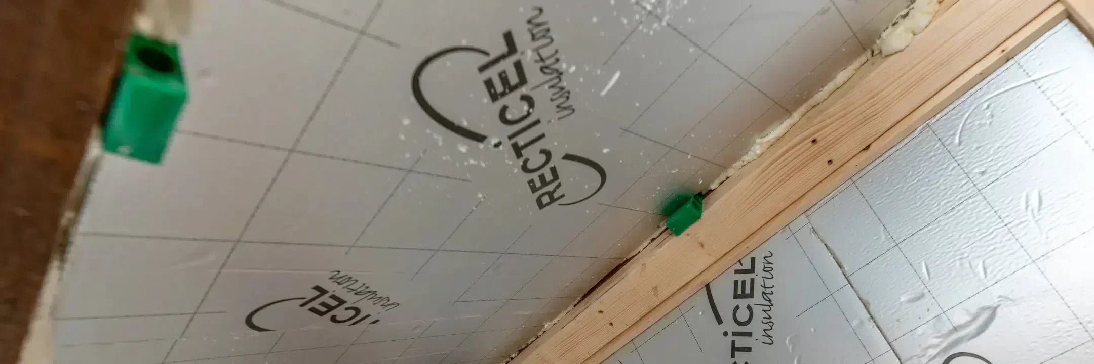 Isoleer je schuine dak met pir en werk af met plafondplaten