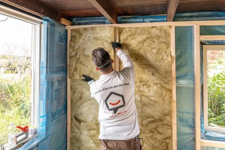 Een voorzetwand isoleren met glaswol