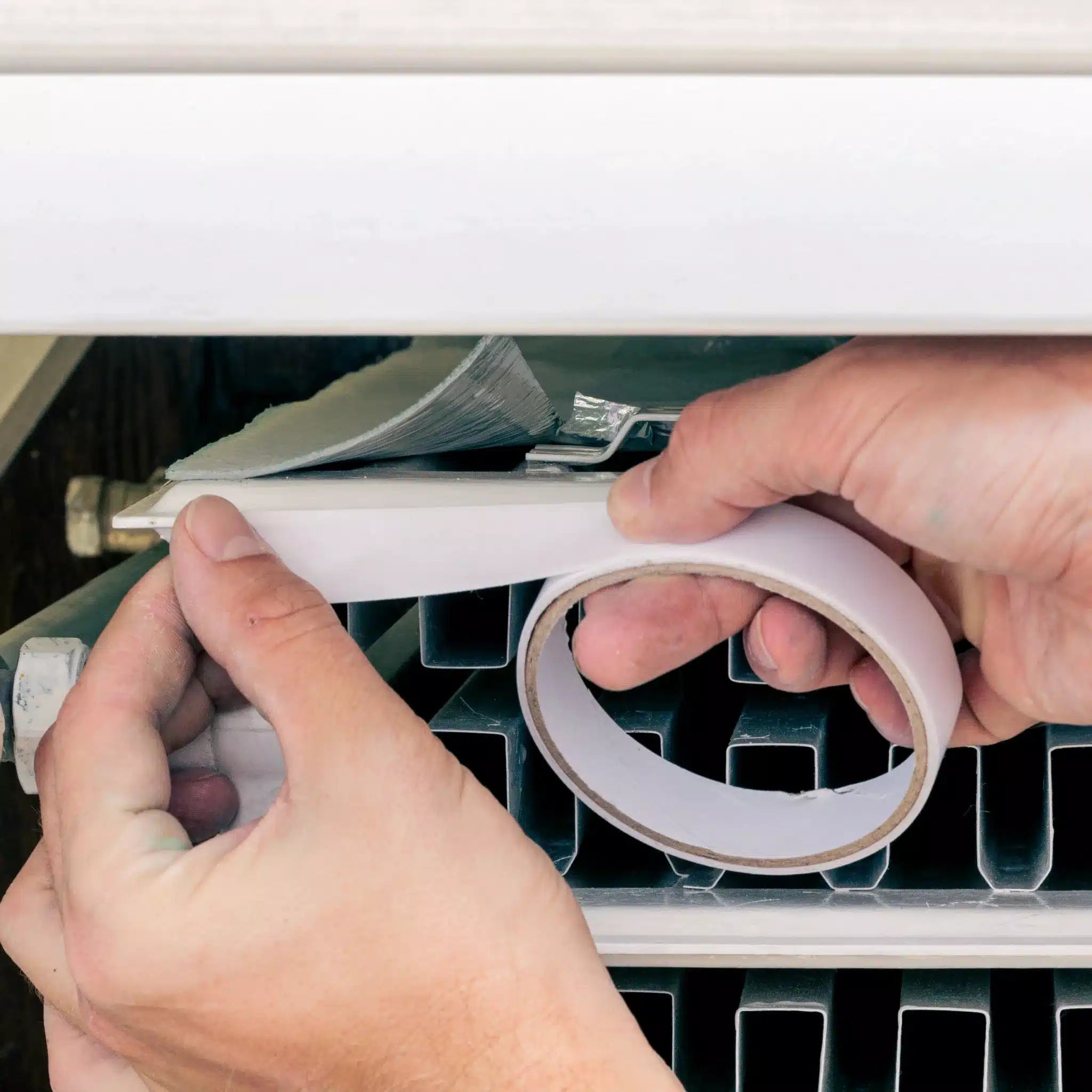 Radiatorfolie bevestigen met dubbelzijdig tape