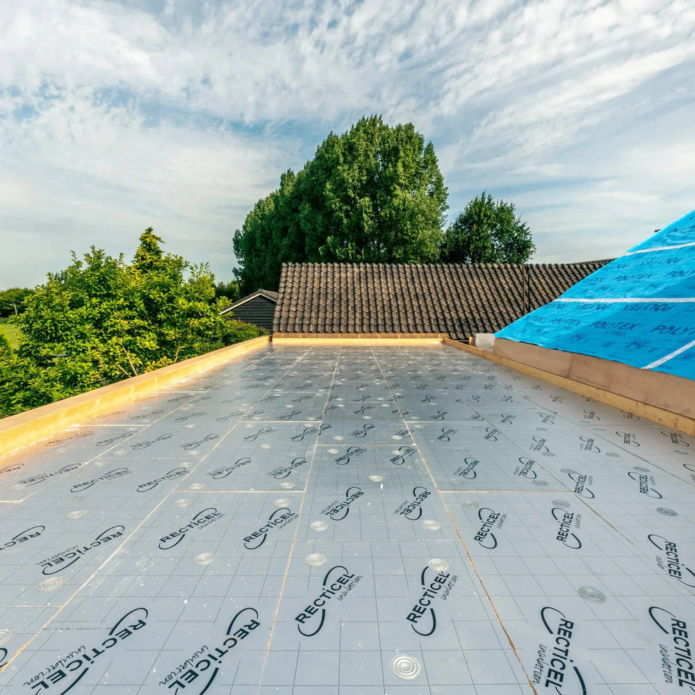 Plat dak bedekt met Recticel Eurothane Silver PIR-platen