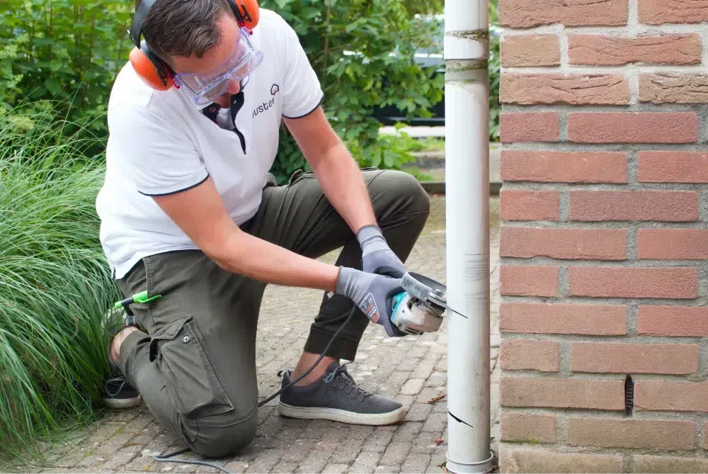 De oude regenpijp verwijderen