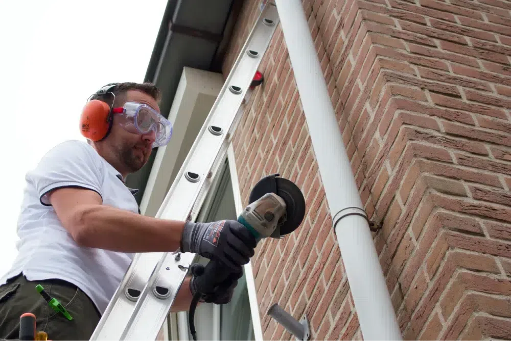 De oude regenpijp verwijderen