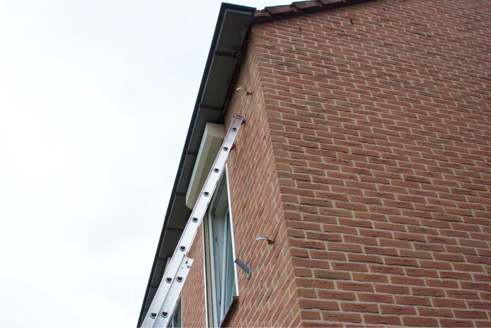 De oude regenpijp verwijderen