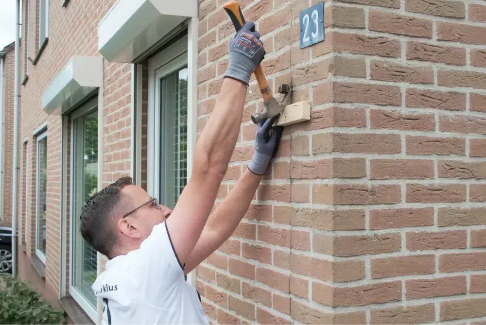 De oude regenpijp verwijderen