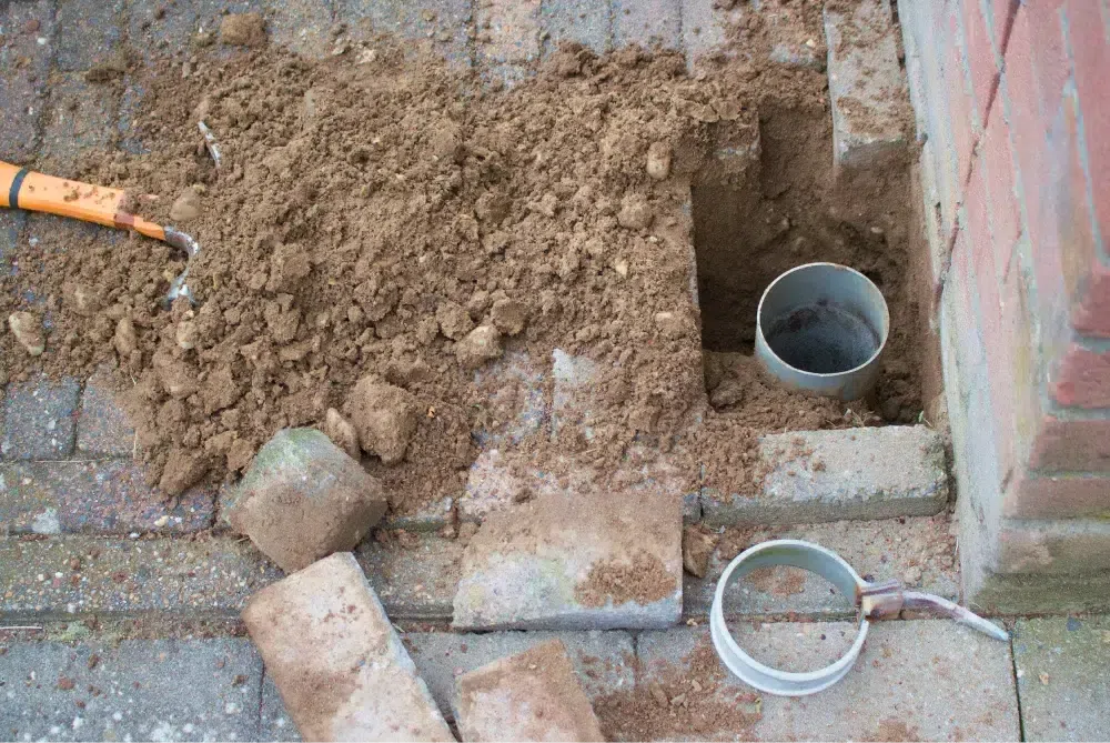 De oude regenpijp verwijderen