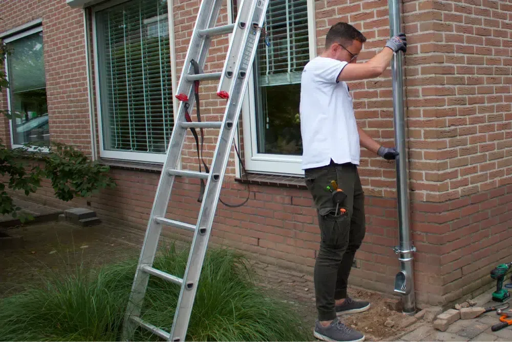 De regenpijp plaatsen