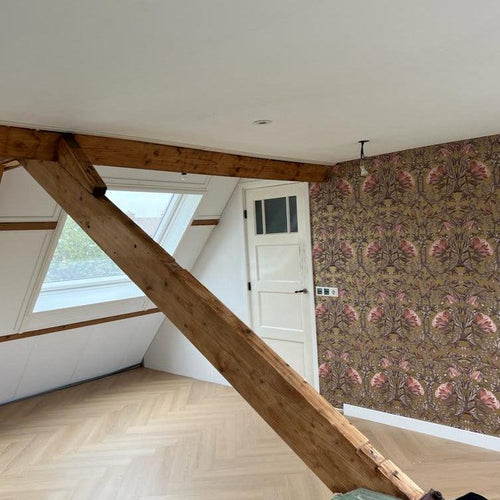 Afgewerkt plat dak en schuin dak met plafondplaten