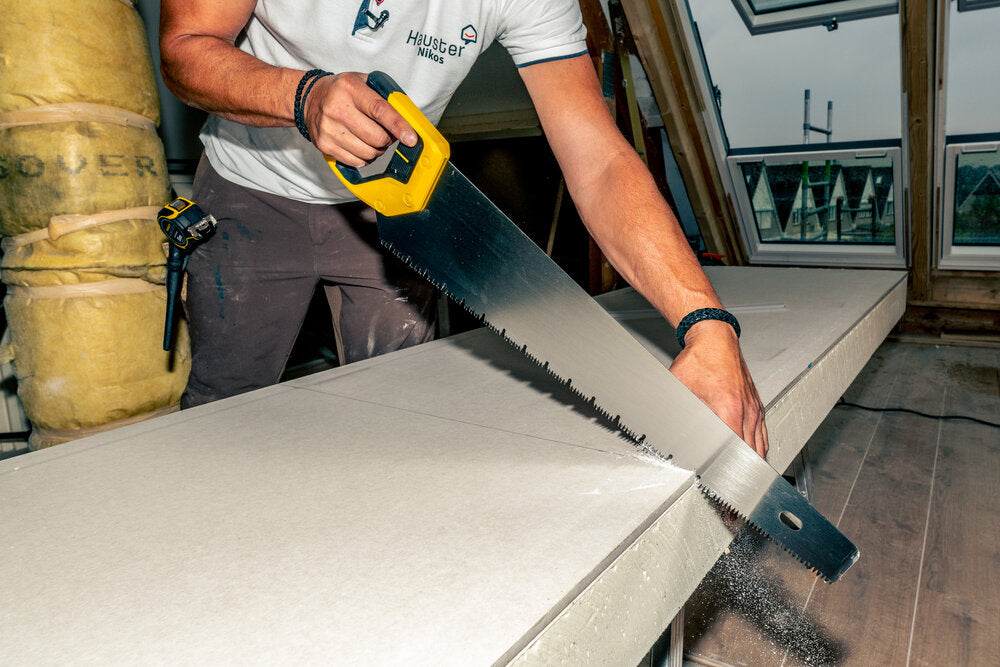 Klusser zaagt de Recticel Eurothane G pir isolatieplaat met gipsplaat AK op maat.